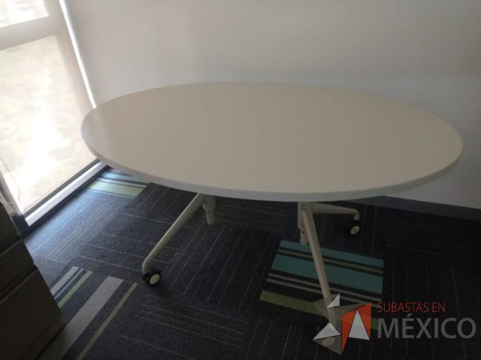 Lote 127 - 2 Mesas de trabajo ovalada con base metálica y cubierta color blanco