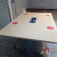 Lote 145 - Mesa de sala de juntas para 4 personas con base metálica, accesorio para conexiones y cubierta color madera - Imagen 2