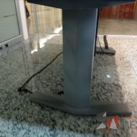 Lote 145 - Mesa de sala de juntas para 4 personas con base metálica, accesorio para conexiones y cubierta color madera - Imagen 5