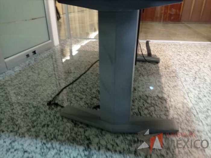 Lote 145 - Mesa de sala de juntas para 4 personas con base metálica, accesorio para conexiones y cubierta color madera - Imagen 5