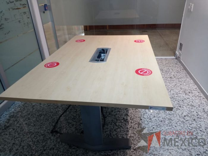 Lote 145 - Mesa de sala de juntas para 4 personas con base metálica, accesorio para conexiones y cubierta color madera - Imagen 3
