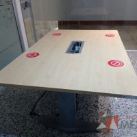 Lote 145 - Mesa de sala de juntas para 4 personas con base metálica, accesorio para conexiones y cubierta color madera - Imagen 4