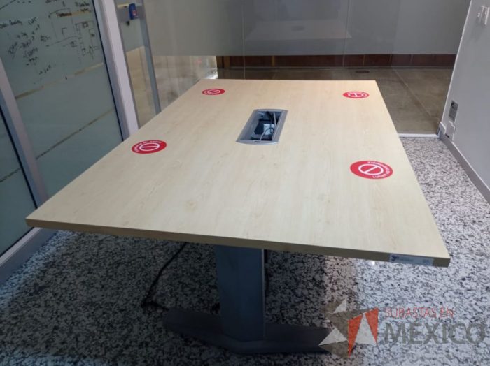 Lote 145 - Mesa de sala de juntas para 4 personas con base metálica, accesorio para conexiones y cubierta color madera - Imagen 4