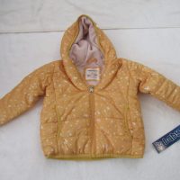 Lote 002 - 200 Chamarras y chalecos para niños, niñas y jóvenes de 2 a 16 años de diferentes marcas y modelos - Imagen 22