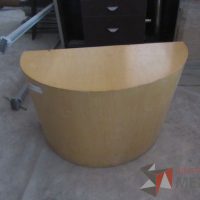 Lote 032 - Mesa de apoyo de madera en forma de media luna