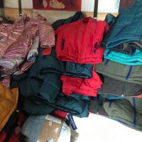 Lote 002 - 200 Chamarras y chalecos para niños, niñas y jóvenes de 2 a 16 años de diferentes marcas y modelos - Imagen 107