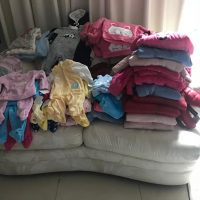Lote 005 - 50 pzas de Ropa para bebe de diferentes colores, marcas y modelos (Mamelucos, cobijas, chamarras y pañaleros) - Imagen 25