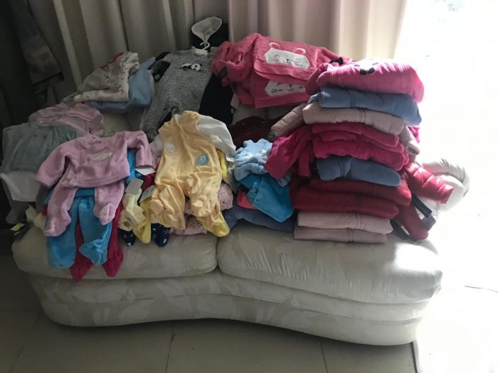 Lote 005 - 50 pzas de Ropa para bebe de diferentes colores, marcas y modelos (Mamelucos, cobijas, chamarras y pañaleros) - Imagen 25