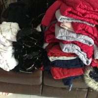 Lote 002 - 200 Chamarras y chalecos para niños, niñas y jóvenes de 2 a 16 años de diferentes marcas y modelos - Imagen 109