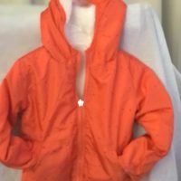 Lote 002 - 200 Chamarras y chalecos para niños, niñas y jóvenes de 2 a 16 años de diferentes marcas y modelos - Imagen 108