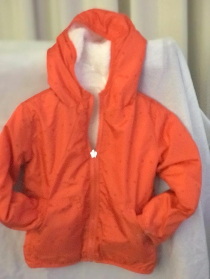 Lote 002 - 200 Chamarras y chalecos para niños, niñas y jóvenes de 2 a 16 años de diferentes marcas y modelos - Imagen 108
