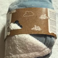 Lote 005 - 50 pzas de Ropa para bebe de diferentes colores, marcas y modelos (Mamelucos, cobijas, chamarras y pañaleros) - Imagen 29