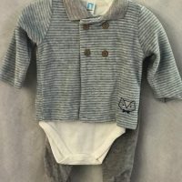 Lote 005 - 50 pzas de Ropa para bebe de diferentes colores, marcas y modelos (Mamelucos, cobijas, chamarras y pañaleros)