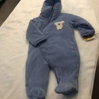 Lote 005 - 50 pzas de Ropa para bebe de diferentes colores, marcas y modelos (Mamelucos, cobijas, chamarras y pañaleros) - Imagen 31