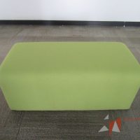 Lote 028 -  Taburete rectangular en tela color verde con mampara en malla color gris - Imagen 7