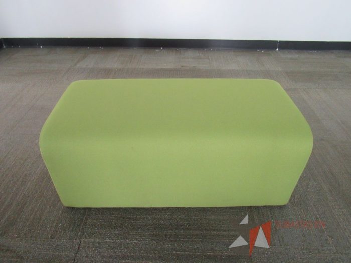 Lote 028 -  Taburete rectangular en tela color verde con mampara en malla color gris - Imagen 7