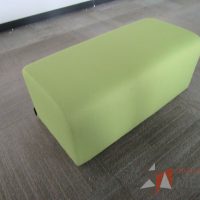 Lote 028 -  Taburete rectangular en tela color verde con mampara en malla color gris - Imagen 6