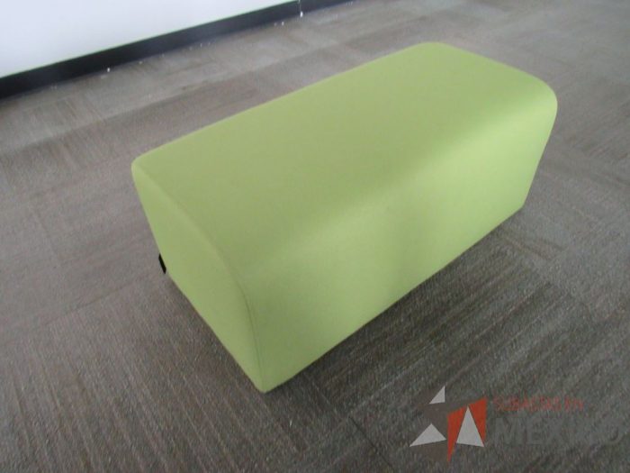 Lote 028 -  Taburete rectangular en tela color verde con mampara en malla color gris - Imagen 6