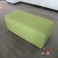 Lote 028 -  Taburete rectangular en tela color verde con mampara en malla color gris - Imagen 5