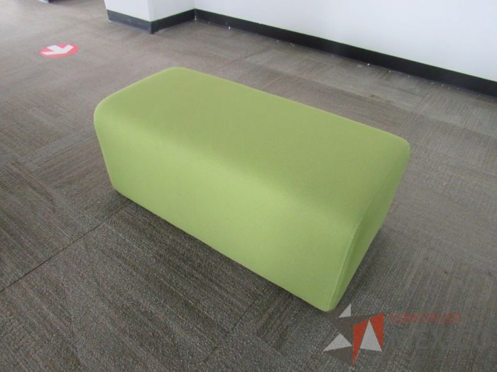 Lote 028 -  Taburete rectangular en tela color verde con mampara en malla color gris - Imagen 5