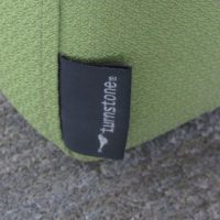 Lote 028 -  Taburete rectangular en tela color verde con mampara en malla color gris - Imagen 4