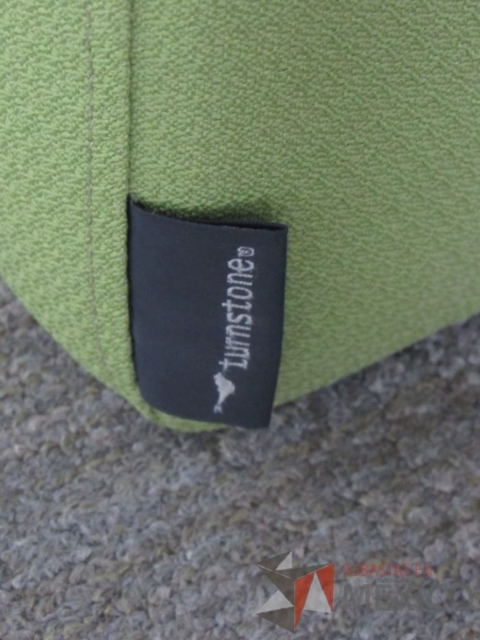 Lote 028 -  Taburete rectangular en tela color verde con mampara en malla color gris - Imagen 4
