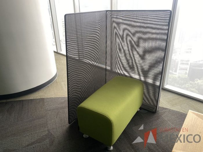 Lote 028 -  Taburete rectangular en tela color verde con mampara en malla color gris
