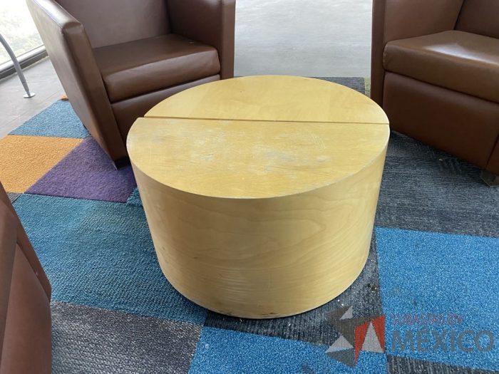 Lote 008 - Mesa de apoyo en forma de media luna color madera - Imagen 3