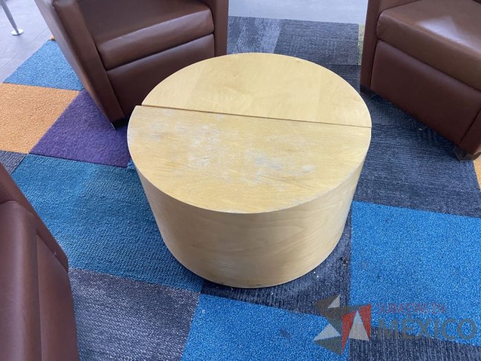 Lote 008 - Mesa de apoyo en forma de media luna color madera - Imagen 4