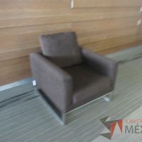 Lote 005 - Sillón de 1 plaza con base metálica, asiento y respaldo en tela color café - Imagen 3