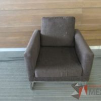 Lote 005 - Sillón de 1 plaza con base metálica, asiento y respaldo en tela color café - Imagen 4