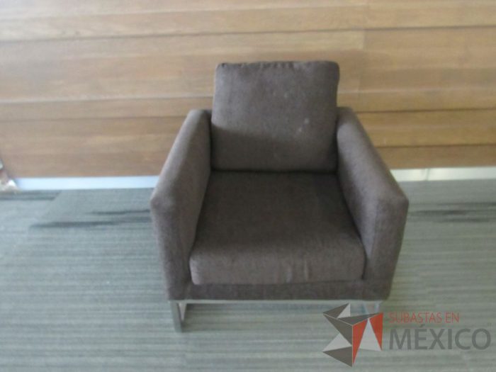 Lote 005 - Sillón de 1 plaza con base metálica, asiento y respaldo en tela color café - Imagen 4
