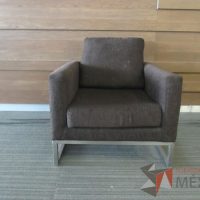 Lote 005 - Sillón de 1 plaza con base metálica, asiento y respaldo en tela color café - Imagen 5
