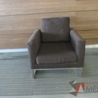 Lote 005 - Sillón de 1 plaza con base metálica, asiento y respaldo en tela color café - Imagen 6