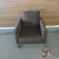 Lote 005 - Sillón de 1 plaza con base metálica, asiento y respaldo en tela color café - Imagen 7
