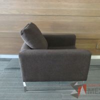 Lote 005 - Sillón de 1 plaza con base metálica, asiento y respaldo en tela color café - Imagen 8
