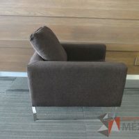 Lote 005 - Sillón de 1 plaza con base metálica, asiento y respaldo en tela color café - Imagen 9