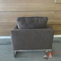 Lote 005 - Sillón de 1 plaza con base metálica, asiento y respaldo en tela color café - Imagen 10