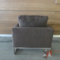 Lote 005 - Sillón de 1 plaza con base metálica, asiento y respaldo en tela color café - Imagen 11
