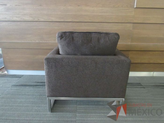 Lote 005 - Sillón de 1 plaza con base metálica, asiento y respaldo en tela color café - Imagen 11