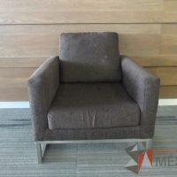 Lote 005 - Sillón de 1 plaza con base metálica, asiento y respaldo en tela color café