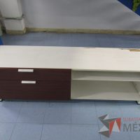 Lote 071 - Credenza con 2 cajones y 1 entrepaño color vino con blanco - Imagen 2