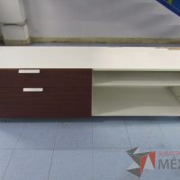 Lote 071 - Credenza con 2 cajones y 1 entrepaño color vino con blanco