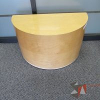 Lote 008 - Mesa de apoyo en forma de media luna color madera - Imagen 5