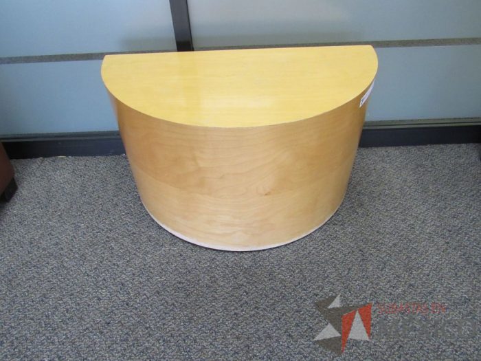 Lote 008 - Mesa de apoyo en forma de media luna color madera - Imagen 5