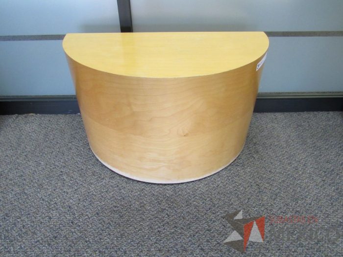 Lote 008 - Mesa de apoyo en forma de media luna color madera - Imagen 6