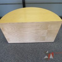 Lote 008 - Mesa de apoyo en forma de media luna color madera