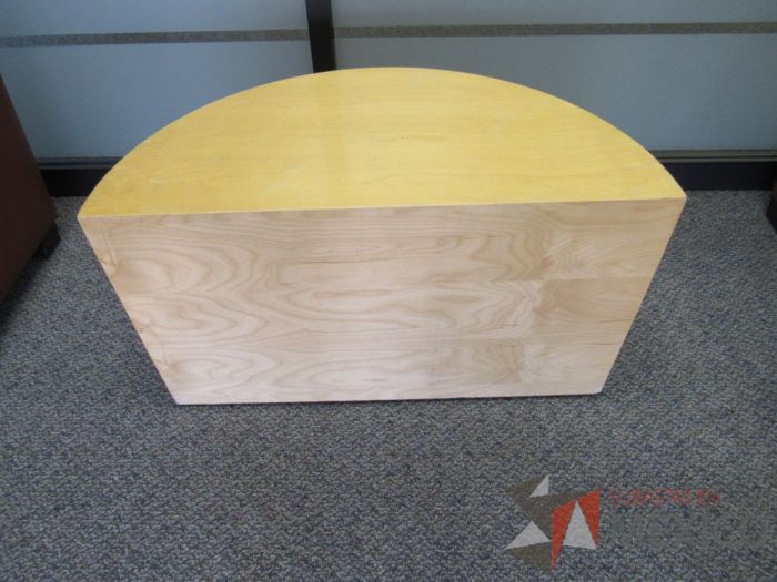 Lote 008 - Mesa de apoyo en forma de media luna color madera