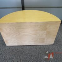 Lote 008 - Mesa de apoyo en forma de media luna color madera - Imagen 8