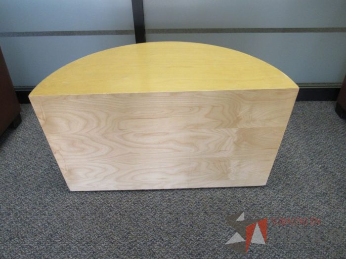 Lote 008 - Mesa de apoyo en forma de media luna color madera - Imagen 8